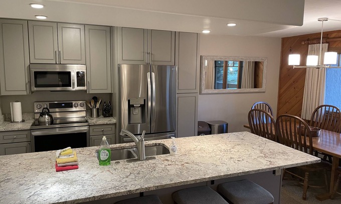 Steamboat Springs Condominio | Phoenix de lujo 2 bd / 2 baños. Caminar 2 góndola, transporte, garaje, piscina, jacuzzis +++