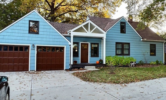 Prairie Village Casa | Lovely Prairie Village House, Dog friendly