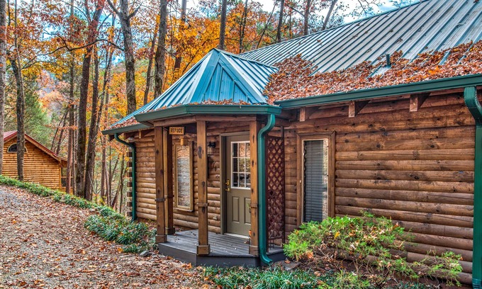 Townsend Cabina | Lovely riverfront home w/water views from balcony, WiFi, firepit, gas fireplace