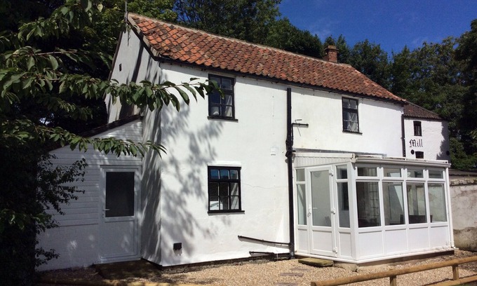 Alford Cabaña | Lovely riverside cottage in the grounds of a landmark watermill