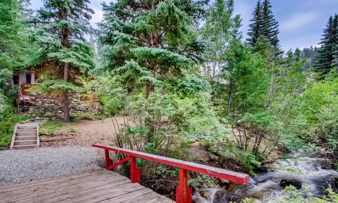 Idaho Springs Cabina | Lovely Rustic Creekside Cabin - Right on the Water & Pet Friendly!
