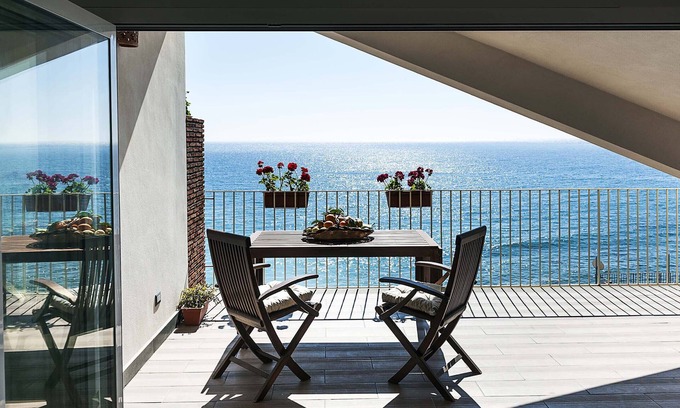 Taormina Apartamento | Lovely seafront flat - 2 pax
