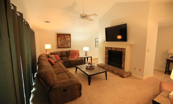 Greenwood Condominio | Lovely, secluded 2-bedroom 2 bathroom Condo in Greenwood with WiFi and AC