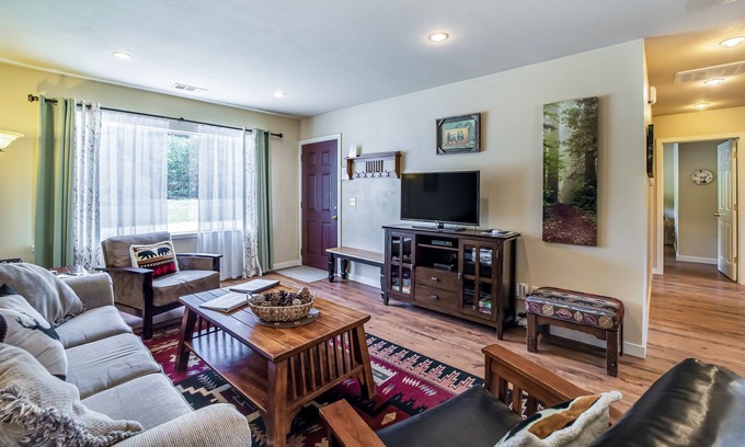 Orick Cabina | Lovely Secluded Getaway Near State Parks & Beach w/ Gas Grill & Free WiFi