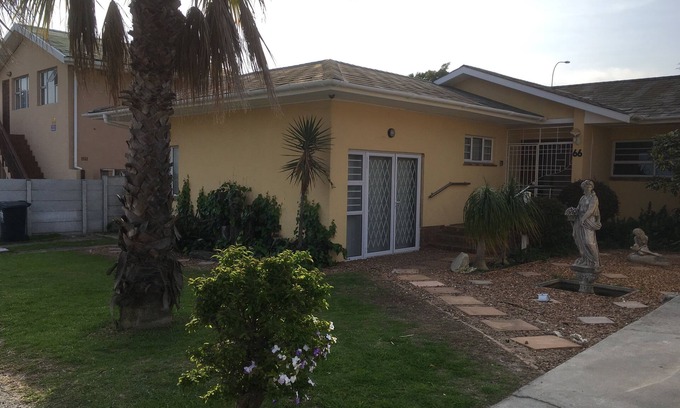 Parow North Apartamento | Precioso apartamento de una habitación con cocina y baño separados