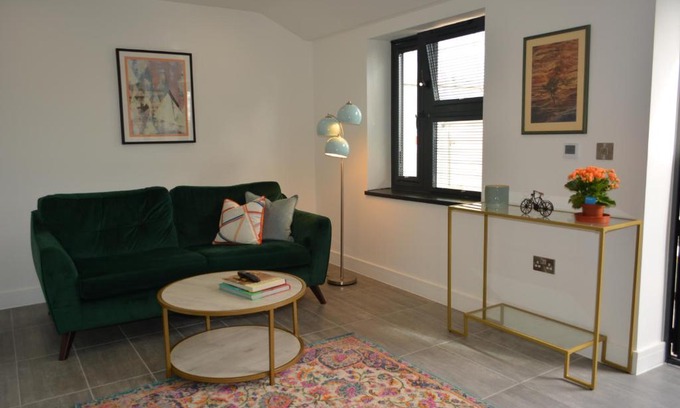 Oxford Apartamento | Lovely & Spacious 2-Bedroom Apartment with Balcony and Free Parking
