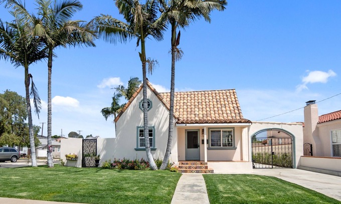Northwest San Pedro Villa | Lovely spacious 6-bedroom villa with Hot Tub in Los Angeles