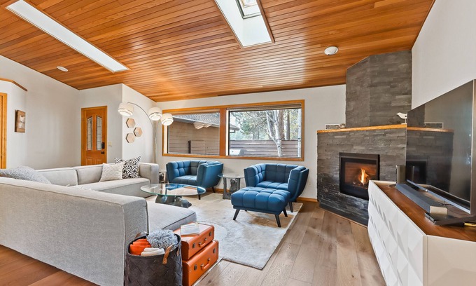 Deer Park Casa | Lovely, spacious home with SHARC access, bikes, grill, central AC & deck