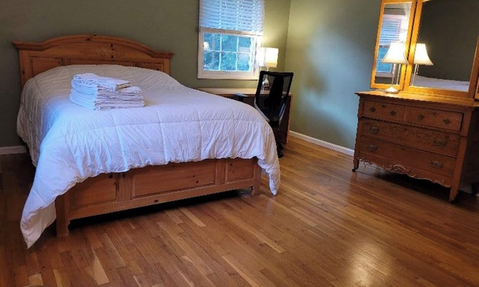 North Garrett Road Casa | Lovely, Spacious & Sunny: Sleeps 6 - Near Duke, UNC & Downtown Durham w/ Nature!