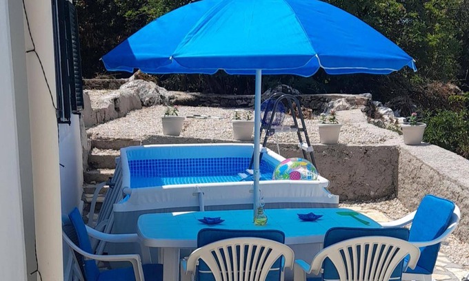 Petaleia Apartamento | Lovely Studio in Strinilas With its own Pool