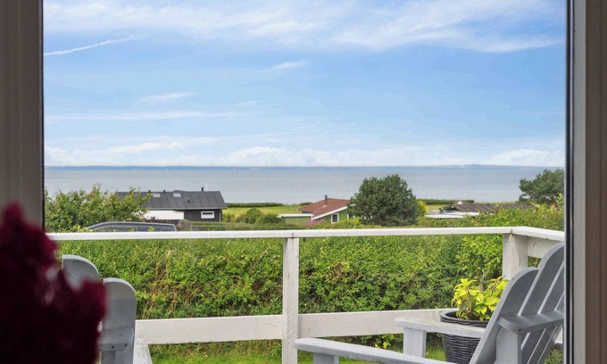 Skastrup Strand Casa | Lovely summerhouse by Skaastrup Strand w sea view