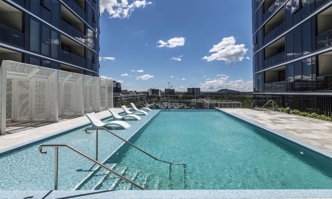 Phillip Apartamento | Lovely Sunny 2-bedroom Apartment with Pool and Gym