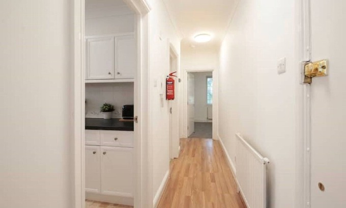 Golders Green Casa | Lovely, Three bed North West London Apartment with parking