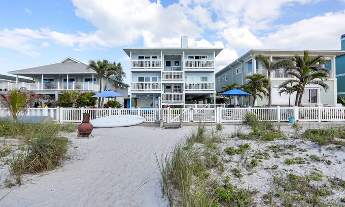 Indian Rocks Beach Condominio | Completamente remodelado, condominio frente al mar de tres dormitorios, piscina climatizada, wifi, cable.