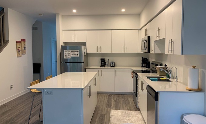 Rosemount Casa | Lovely Townhouse. 5 min Fairway Station.12 min Conestoga College.14 min Waterloo