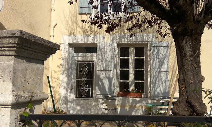 Gout-Rossignol Cabaña | Lovely traditional riverside cottage
