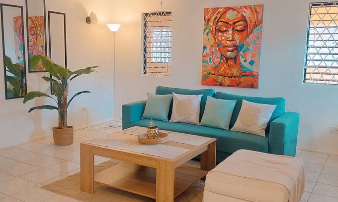 Christie Casa | Lovely tropical home with breezy patio