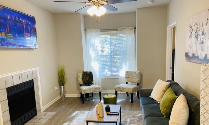 Milwood Condominio | Lovely Two Bdrm Unit W/Fireplace Near Domain/Q2