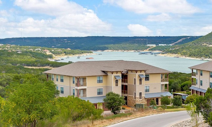 Jonestown Condominio | Hermosa villa en Hollows Resort en Lake Travis, Lake & Hill Country View, 4 piscinas - Infinito, bañera de hidromasaje, 2 piscinas de spa, club de playa / parrilla, acceso a la orilla del lago, Snowbirds y tejanos de invierno.