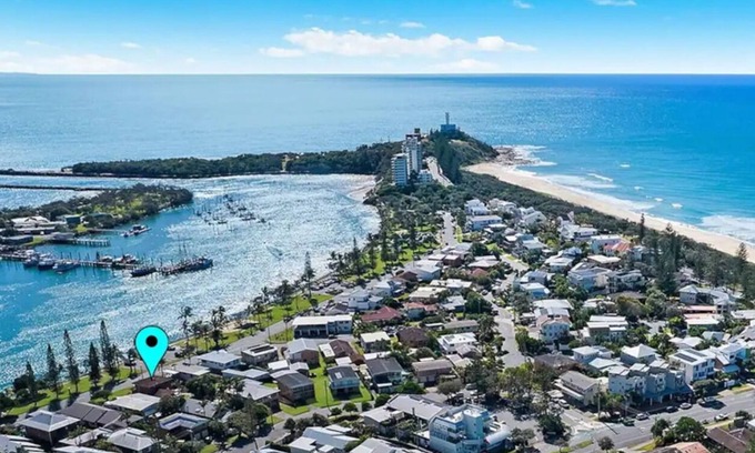 Buddina Casa | Lovely Waterfront Beach House, Pet-Friendly