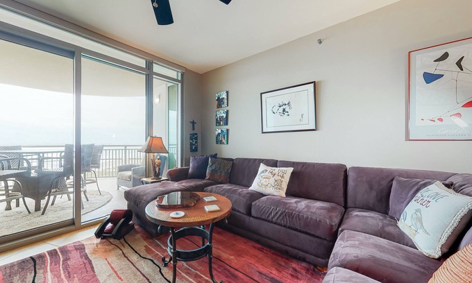 Galveston Condominio | Lovely waterfront condo on the beach with pool & hot tub - dog-friendly