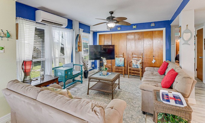 Palm Harbor Casa | Lovely waterfront home with balcony, full kitchen, & dog-friendly