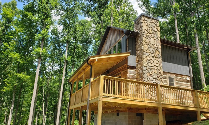 Gatlinburg - Pigeon Forge Cabina | LOVER'S LOFT - PRIVATE ANTIQUE LOG CABIN BETWEEN GBURG & PF WITH GREAT VIEWS!!!
