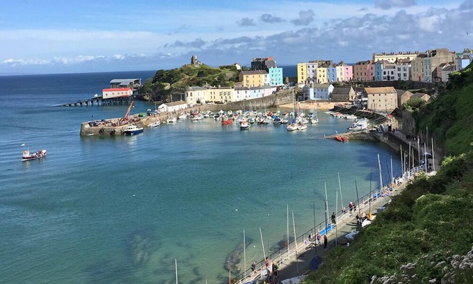 Kilgetty Cabaña | Loveston Lodge, Holiday Cottage Loveston, Sleeps 4, 2 bedrooms, bathrooms