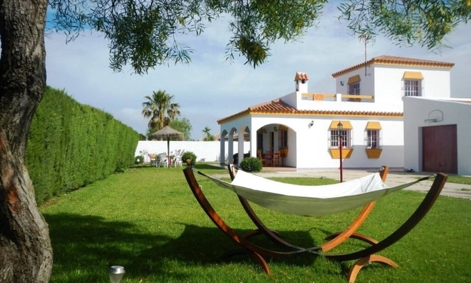 El Palmar Casa | Muy bien amueblada casa, 250 metros del mar, amplio jardín, azotea