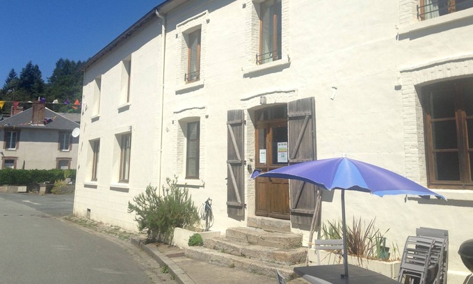 Chatelus-le-Marcheix Casa | Cuidadosamente restaurada casa luminosa, con 300m2 espacio de vida es ideal para una familia