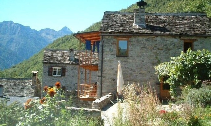 Valleggia Casa | Con estilo y reformado casa de piedra en el borde de un hermoso pueblo de montaña