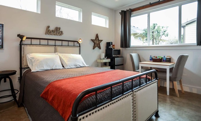 Chestnut Casa | Lower Flat- Nueva, cómoda, habitación de lujo cerca de UT, Downtown & Bars & Restaurants