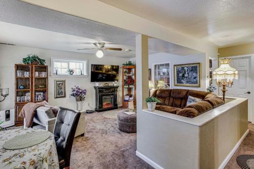 Graham Apartamento | Lower-Level Apt with Hot Tub and Sauna in Graham!