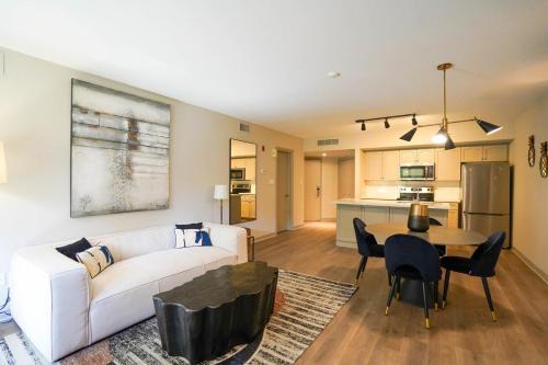 Oro-Medonte Apartamento | Lower Level LuxSuite - 1min Walk from Heated Pool!