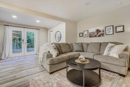 Cascade Casa | Lower Stone Lodge - Hot Tub - Game Room - Lower Unit