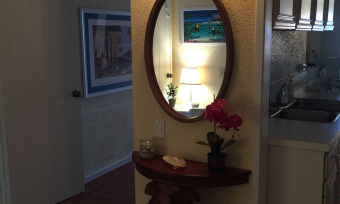 Nazareth Condominio | Oferta de verano + excelentes tarifas, piscina, WiFi, renovado 2BR @Cowpet Bay West