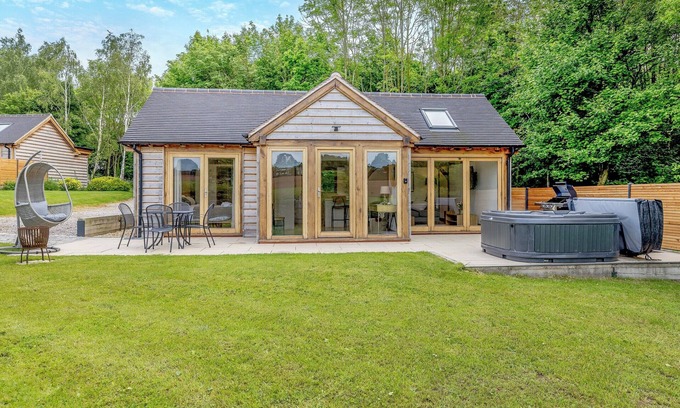 Uttoxeter Cabaña | Loxford Lodge - UK47304