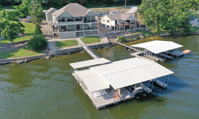 Roach Casa | Family Fun Lakefront Vacation Home # 9 de 12, 7Bd, para 27 personas, 4900sf, Dock 3000s