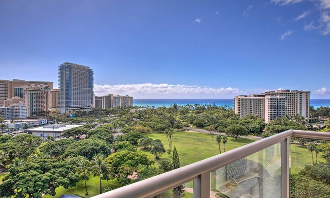 Waikiki Apartamento | Luana Waikiki Gem w/ Parking - Blocks to Beaches!