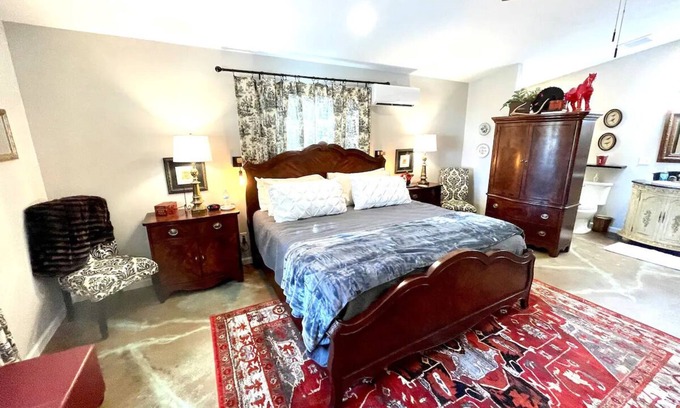 Valley View Cama Y Desayuno | Lubbock Room in Red Oak Lodge @ Towering Oaks b&b