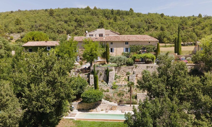 Saint-Martin-de-Castillon Casa | Luberon – A charming property enjoying a beautiful view – Sleeps 14