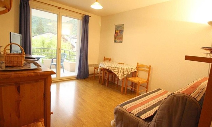 Bagneres-de-Luchon Apartamento | Luchon: Appart 2 pièces cabine - Balcon, Parking - FR-1-313-166