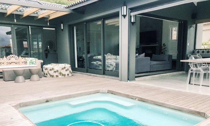 Plettenberg Bay Apartamento | Luciano's Upmarket Family Home - Close to Beach - Private Pool