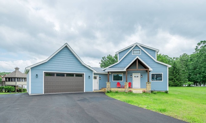 Waterfront Greens Casa | Lucky Bear Lakeside | Pet Friendly, Lake, Hot Tub!