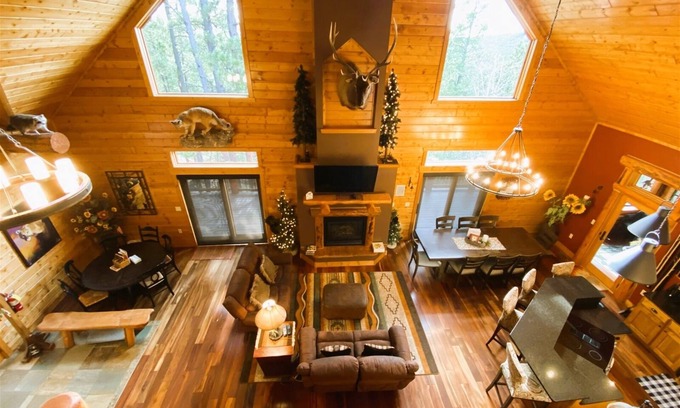 Deadwood Cabina | Lucky Chip - 6BR Log Cabin 3 millas a Deadwood, mesa de billar, jacuzzi, Wi-Fi, A / C