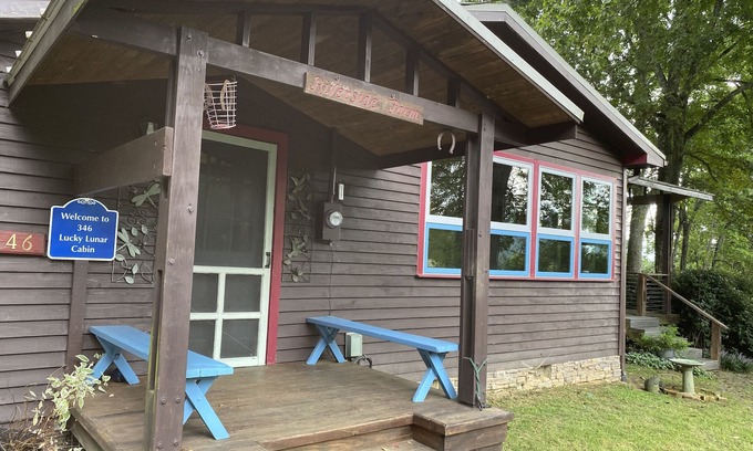 Clyde Cabina | Lucky Lunar Cabin at Riverside Farm