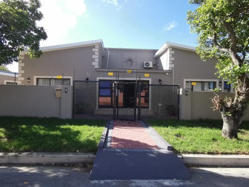 Quigney Beach Casa | Lucolo Palace B&B - East London