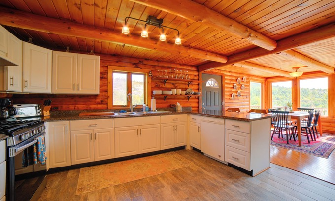 Ludlow Cabina | Ludlow Cabin: 3 Mi to Dtwn, Deck & Mountain Views
