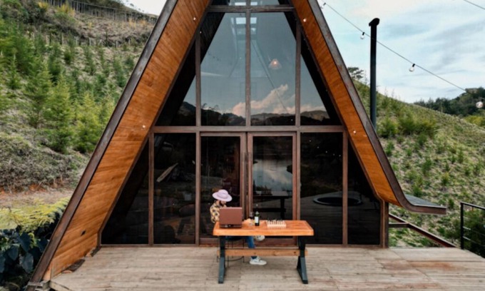 El Penol Chalet De Esquí | Lujoso Mini Club-Chalet con piscina, cancha de bádminton y jacuzzi junto al lago