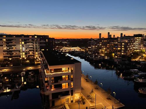 Copenhagen SV Apartamento | Luksuslejlighed på 7 sal med elevator, vestvendt altan og udsigt over havn og by